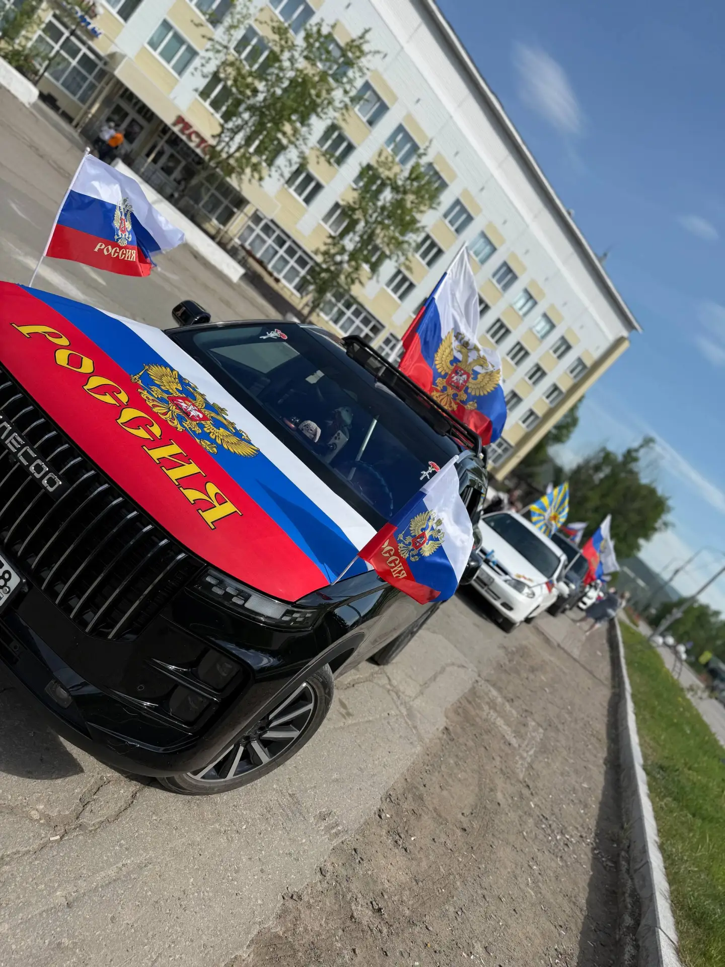 🇷🇺 Готовится старт флешмоба и автопробега 💪 Автомобили уже собираются на площади у Магнетита. 

✈