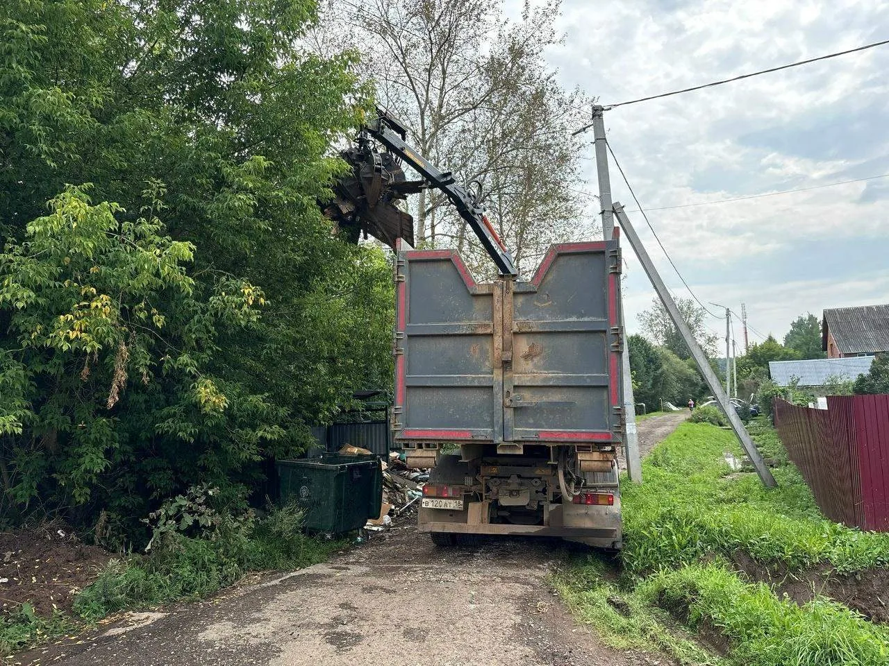💧 В Глазове продолжают устранять последствия подтопления

После дождевого паводка в городе продолжа