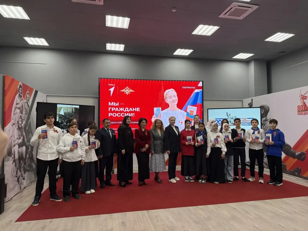 🇷🇺 Паспорт — это не просто книжка, а первый шаг в большую жизнь!  Сегодня в Музее боевой славы царил