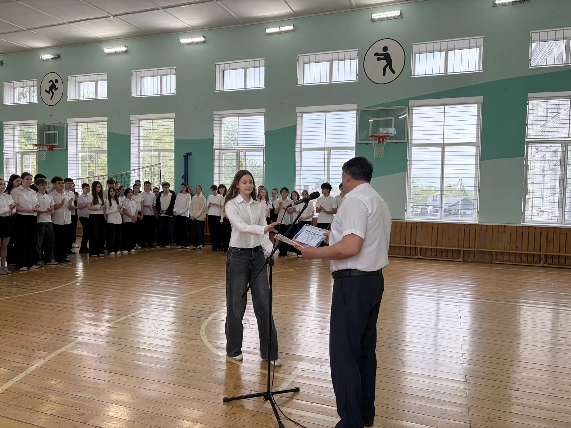 🌎🤲🏻🕊️Доброе утро, наша большая школьная семья!  ☀️По нашей доброй традиции утро началось с общей лин
