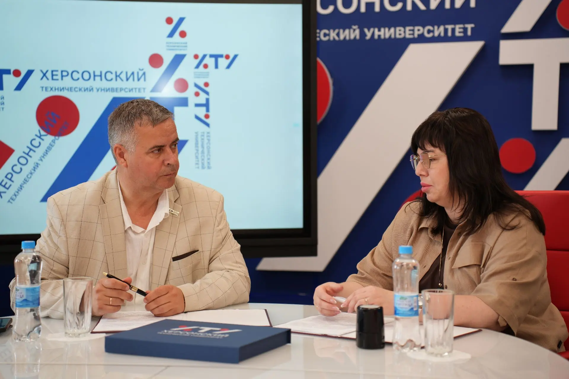 8 июня совместно с ректором Херсонского технического университета Галиной Александровной Райко подпи