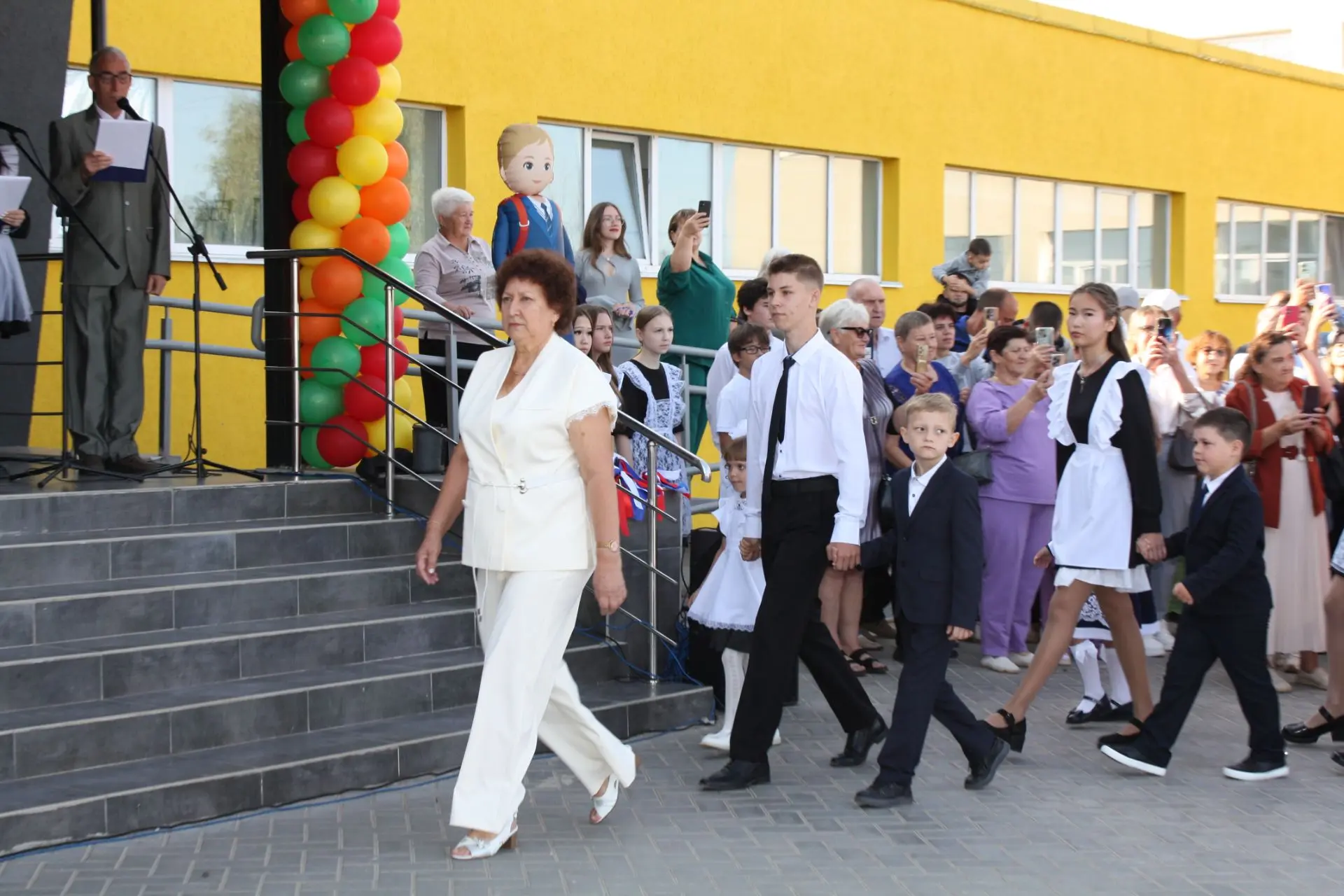 🔔 Здравствуй, школа! В школах Ровенского района прозвенел первый звонок!