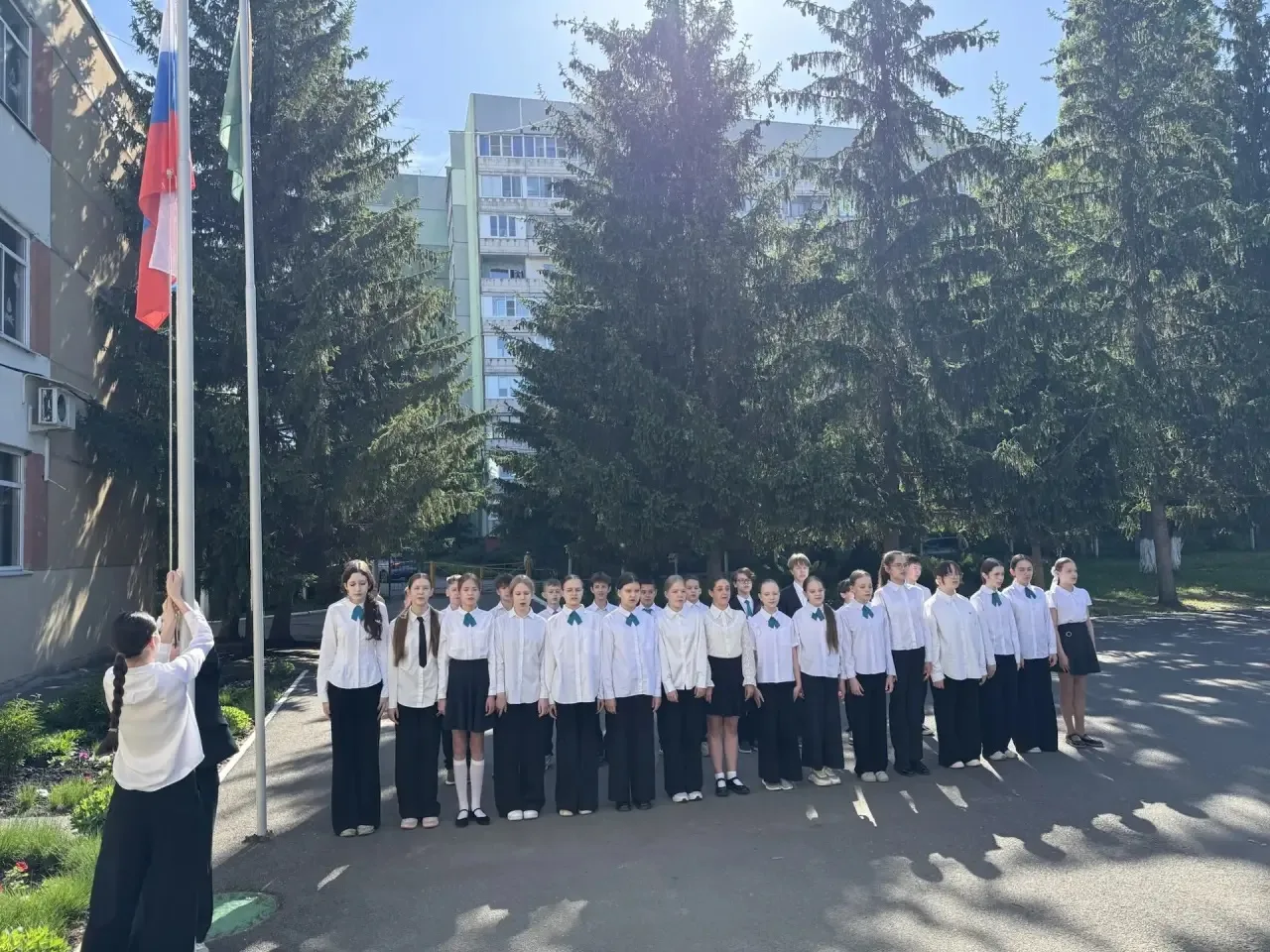 🗓️ Понедельник в нашей школе начался с традиционной церемонии исполнения Государственного гимна Росс