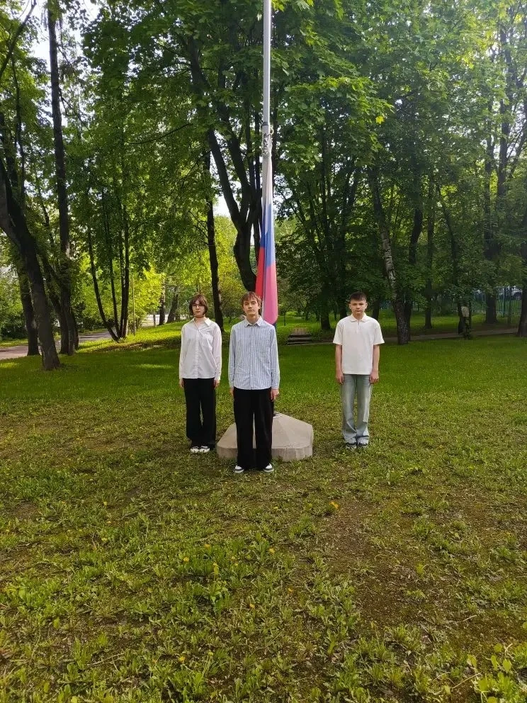Флаг поднять!  🇷🇺Мы с огромной гордостью продолжаем рассказ про ребят, активных участников жизни шко