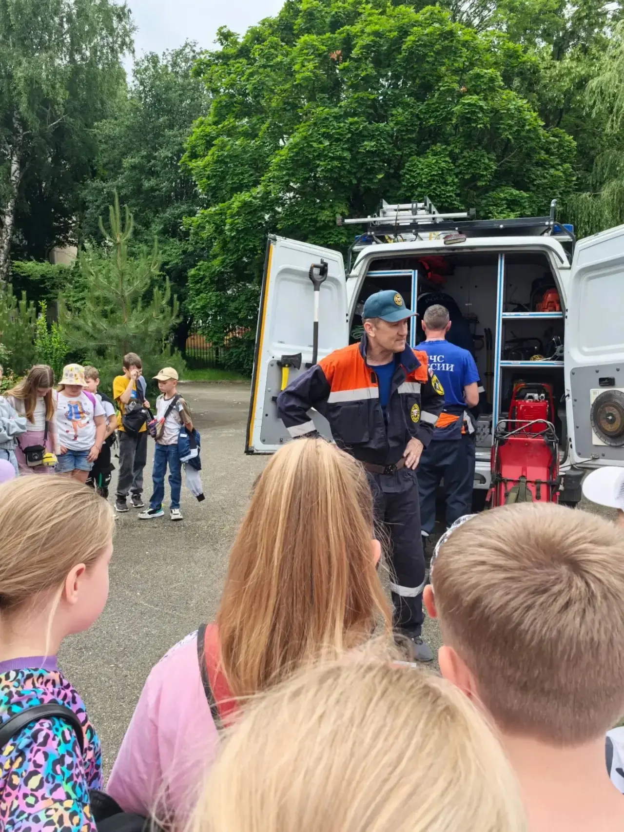 ⚡️ Сегодня в лагере — День безопасности!
К нам приезжали спасатели МЧС. Учили, как не паниковать, ку