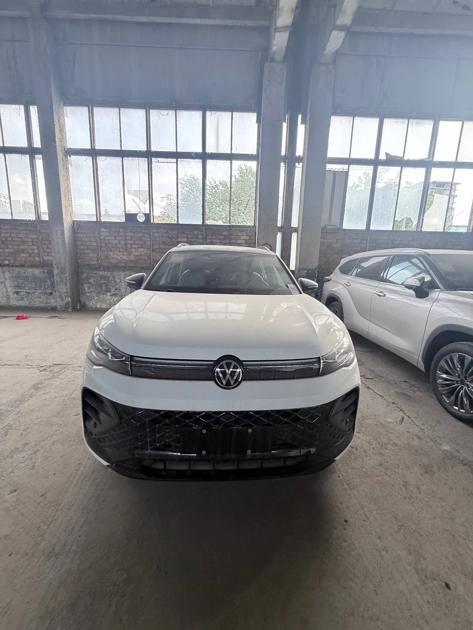 Автомобиль: Volkswagen Tiguan L Pro
