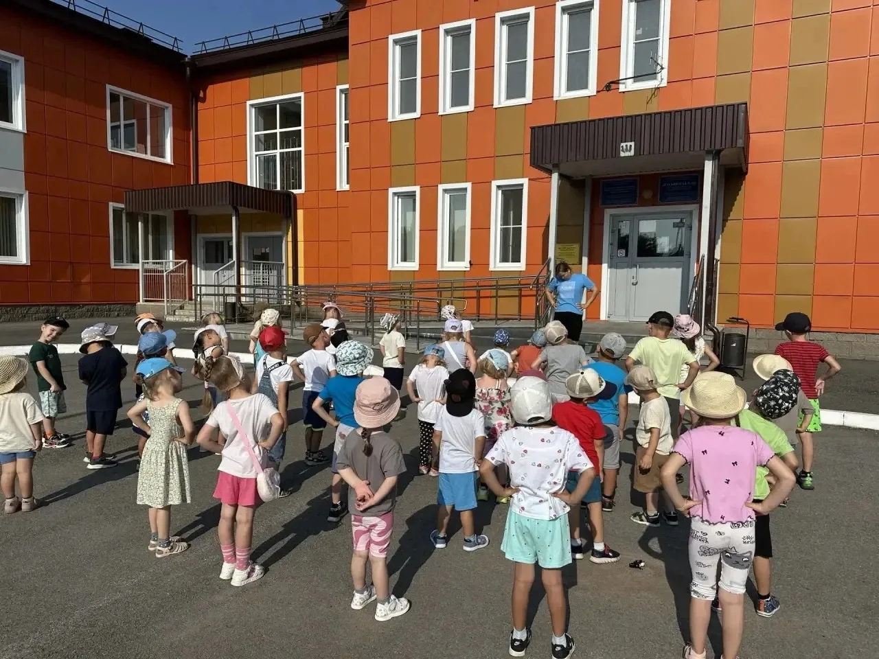 В нашем детском саду утро начинается с гимнастики на свежем воздухе!