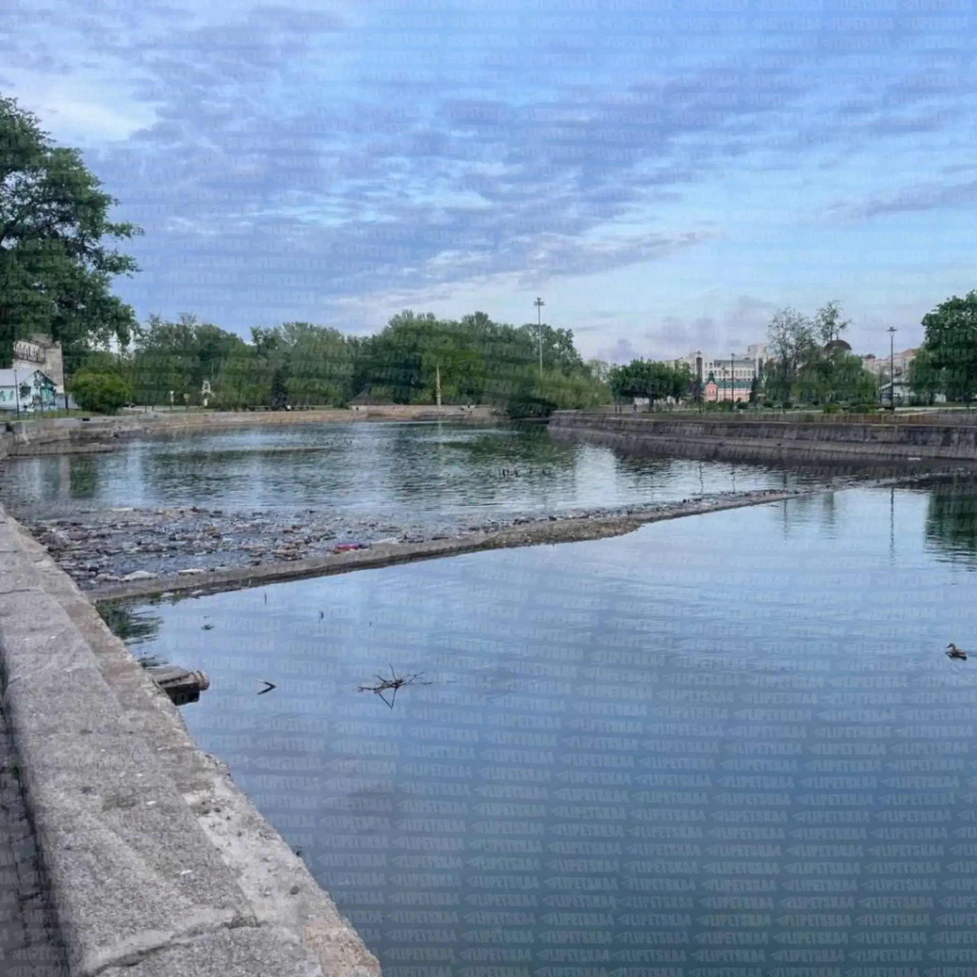 🚣 Наполненный водой Комсомольский пруд в Липецке встретил жителей мусором  Кроме того, в центре пруд