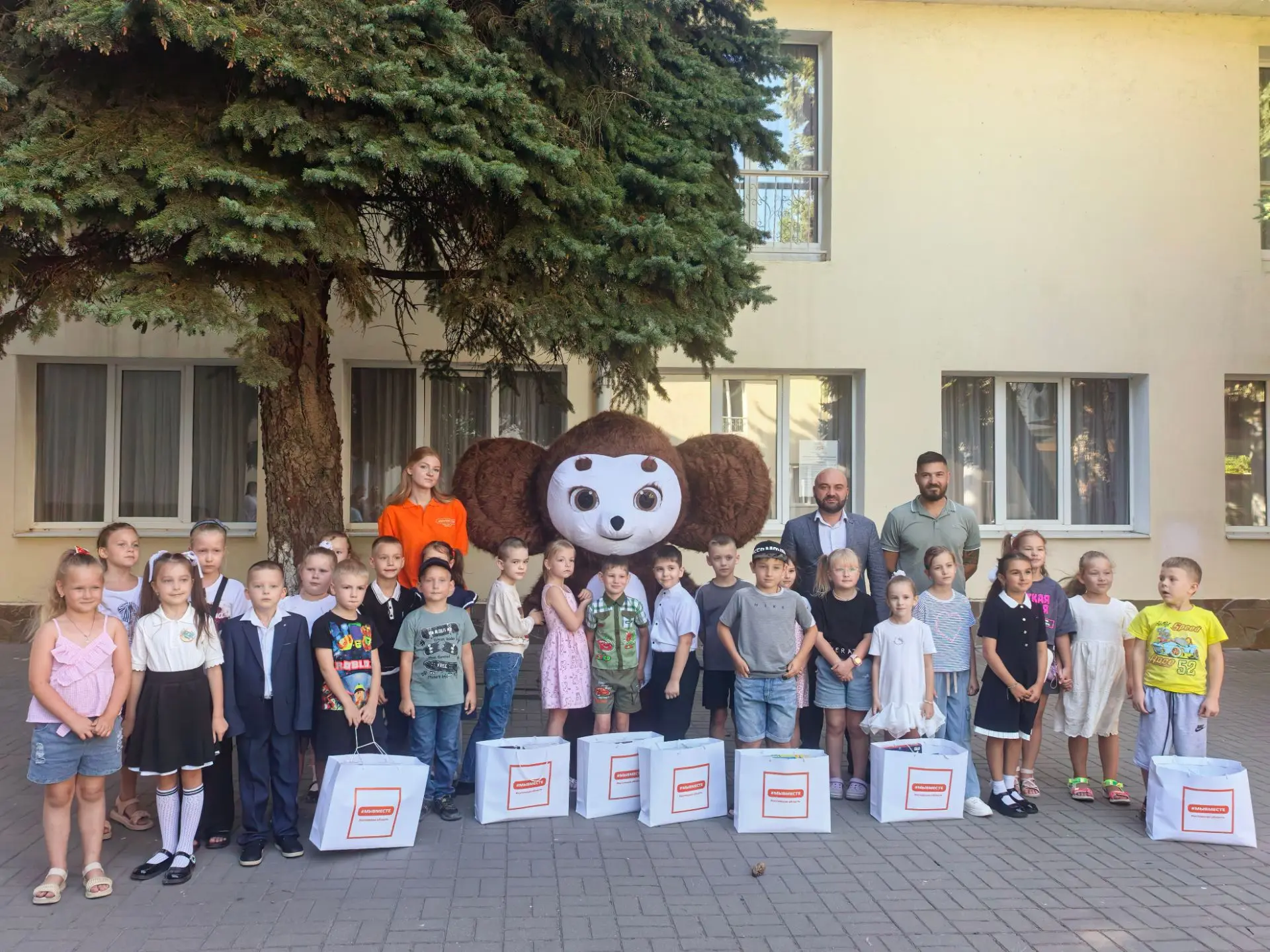 Сегодня в городской дворец культуры были приглашены дети участников специальной военной...