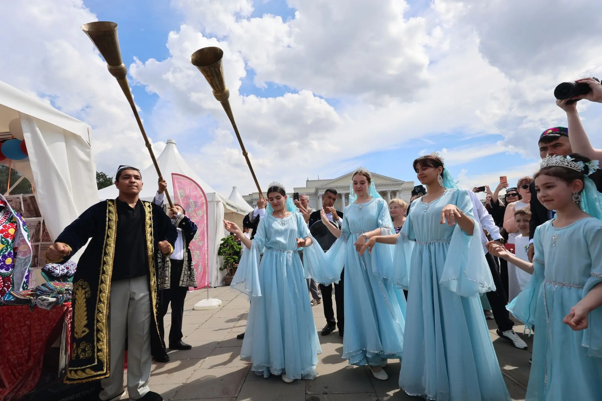 На фестивале "Мост Дружбы"  звучат истории о многовековой дружбе народов.