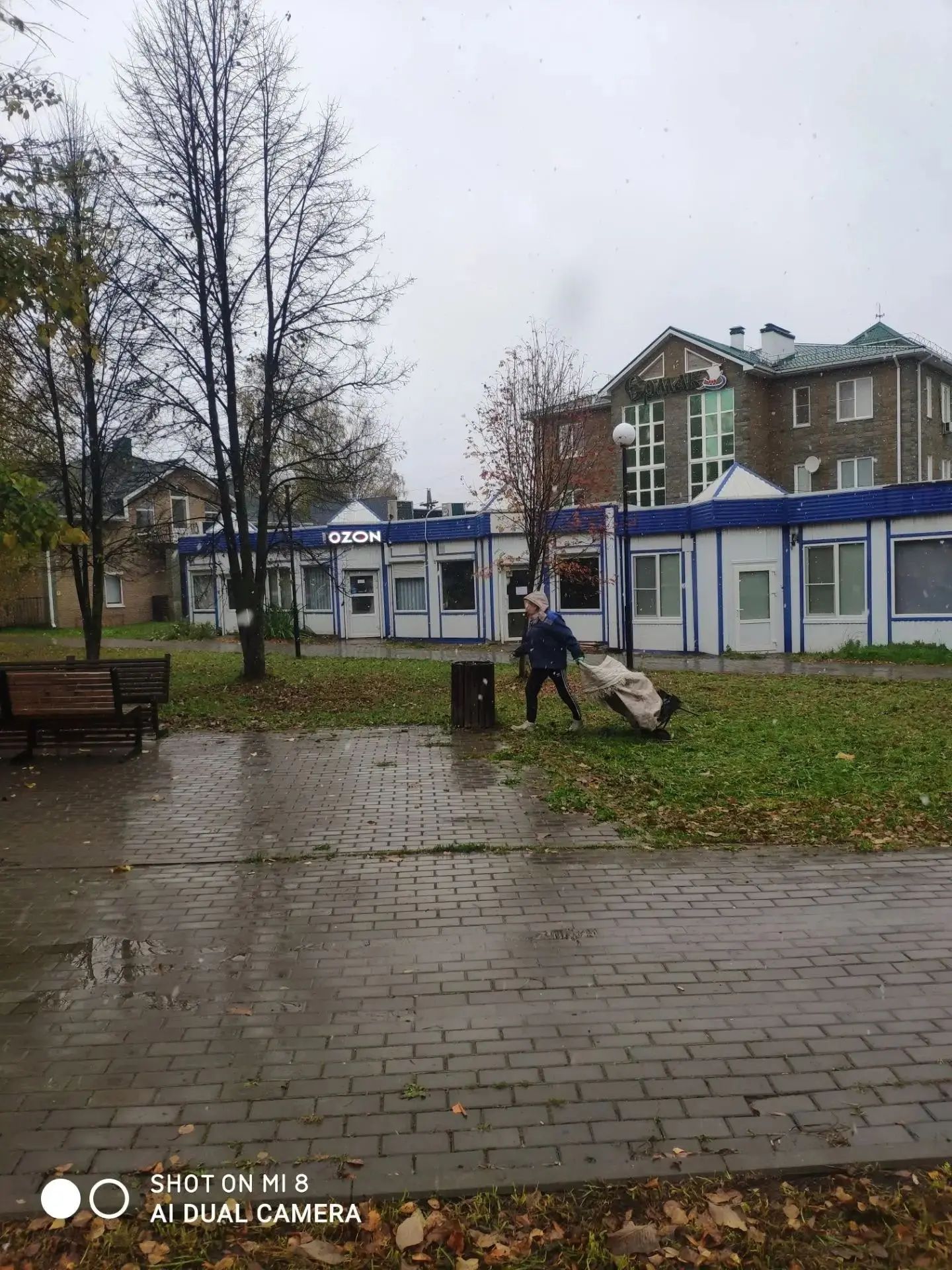 ЖКХ продолжает уборку в центре Можги — и в снег, и в дождь, на страже чистоты города! ❄💧
