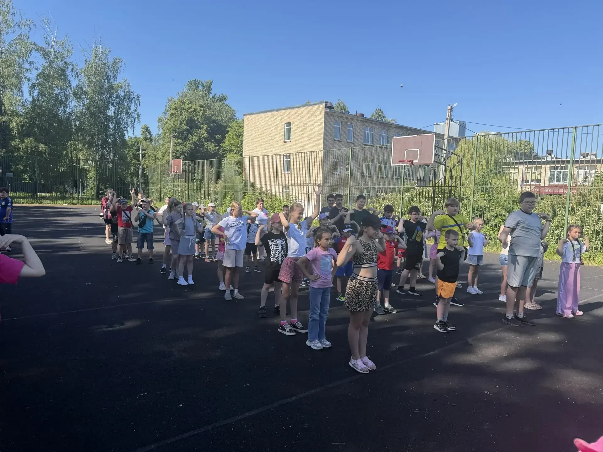 🌞 Утро в пришкольном лагере «Непоседы» началось с бодрой зарядки!