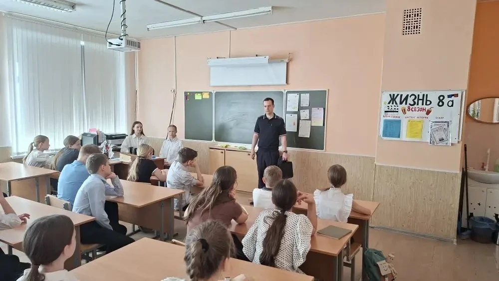 🚦В рамках традиционной «Пятницы безопасности» в школу пришёл инспектор ГИБДД.