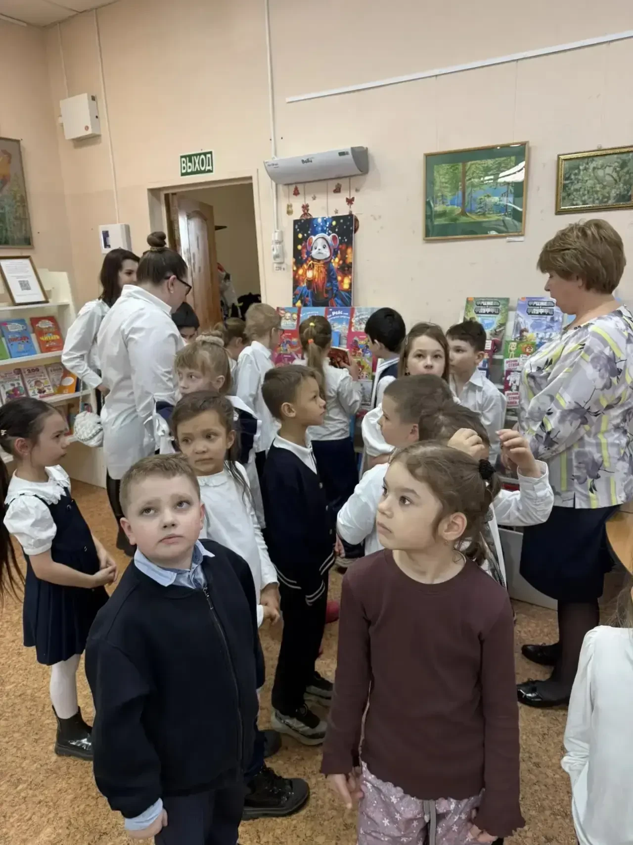 Сегодня дети из 1 «В» совершили увлекательное путешествие в мир книг, посетив библиотеку. Ребята не 