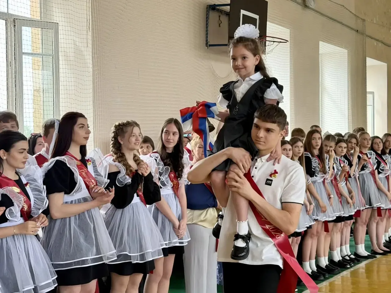 🎉 Сегодня в нашей школе прозвучал Последний звонок для выпускников 11-го и 9-го классов!
