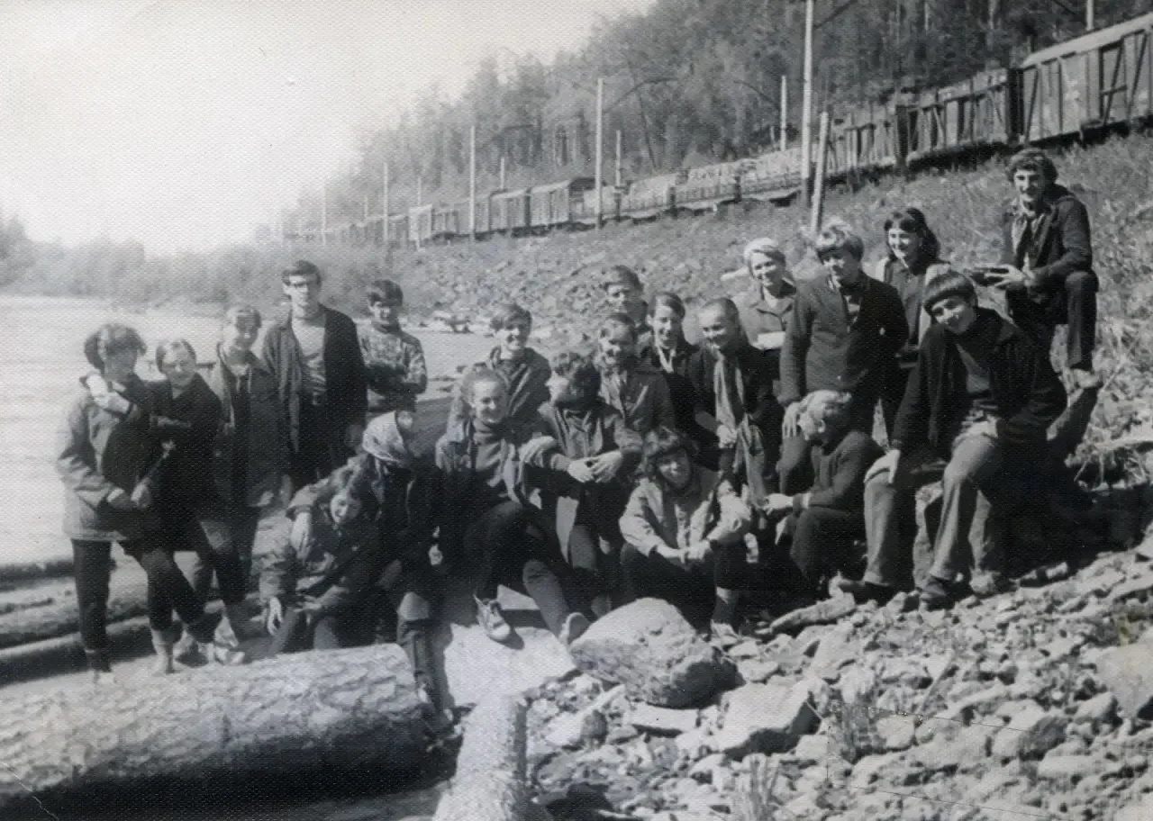 НАВСТРЕЧУ ЮБИЛЕЮ  Листая книги приказов  1971 г. состав знаменной группы: Голиков М., Бушкова Н., Ка