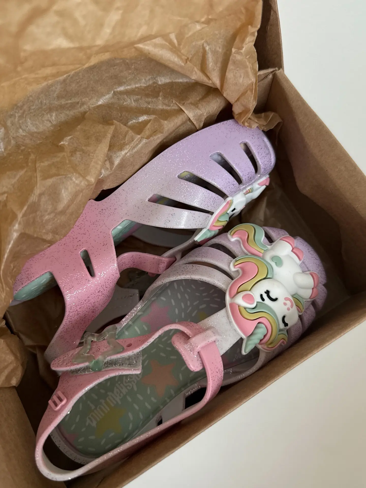 Уже второе лето я беру для Тони босоножки Melissa 💘 покупаю на Lamoda, там часто бывают скидки, поэ