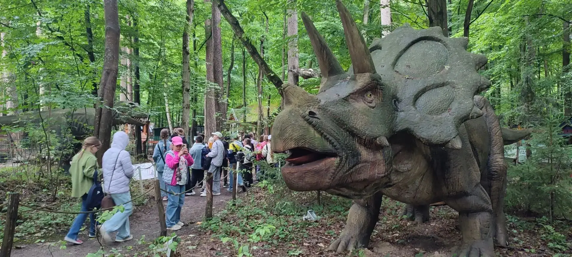 🦕🗿Ребята пришкольного лагеря гимназии Вектор побывали на экскурсии в Динопарке 

🤞Третий отряд пр