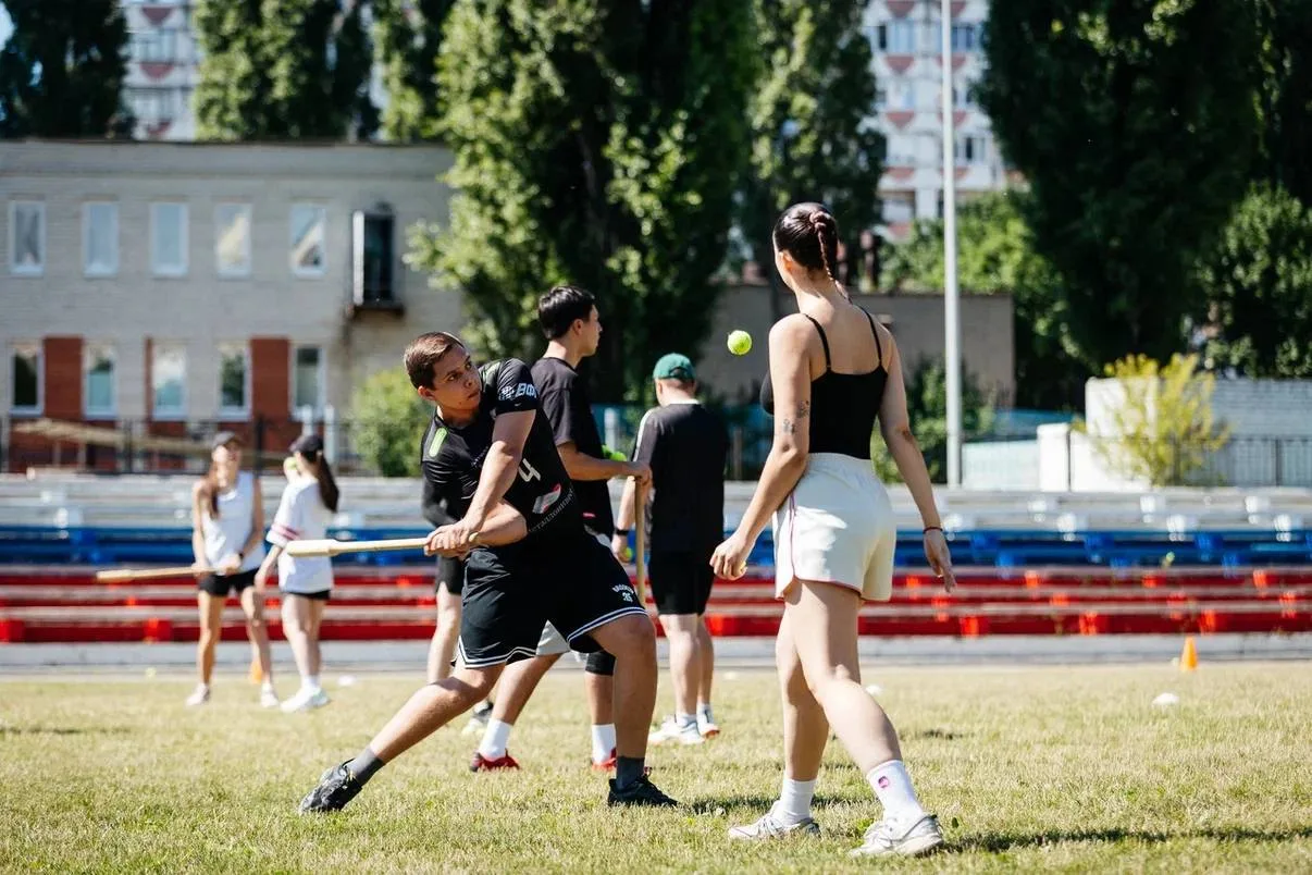 Лапта

#этоплатно 2 августа в 15:00 на стадионе 42-й школы (750 рублей, бронь мест — в комментариях 