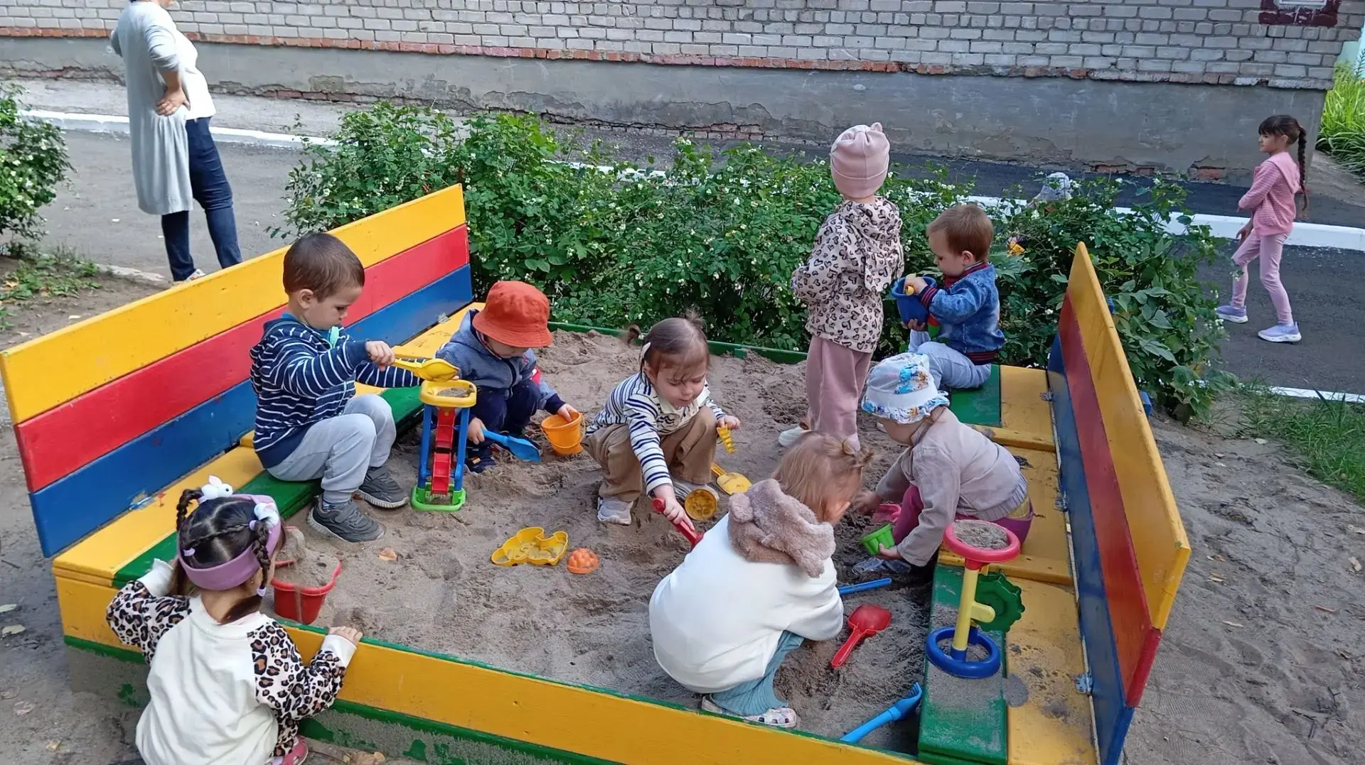 Первая прогулка малышей первой младшей группы 5 — это важное, радостное и очень трогате...