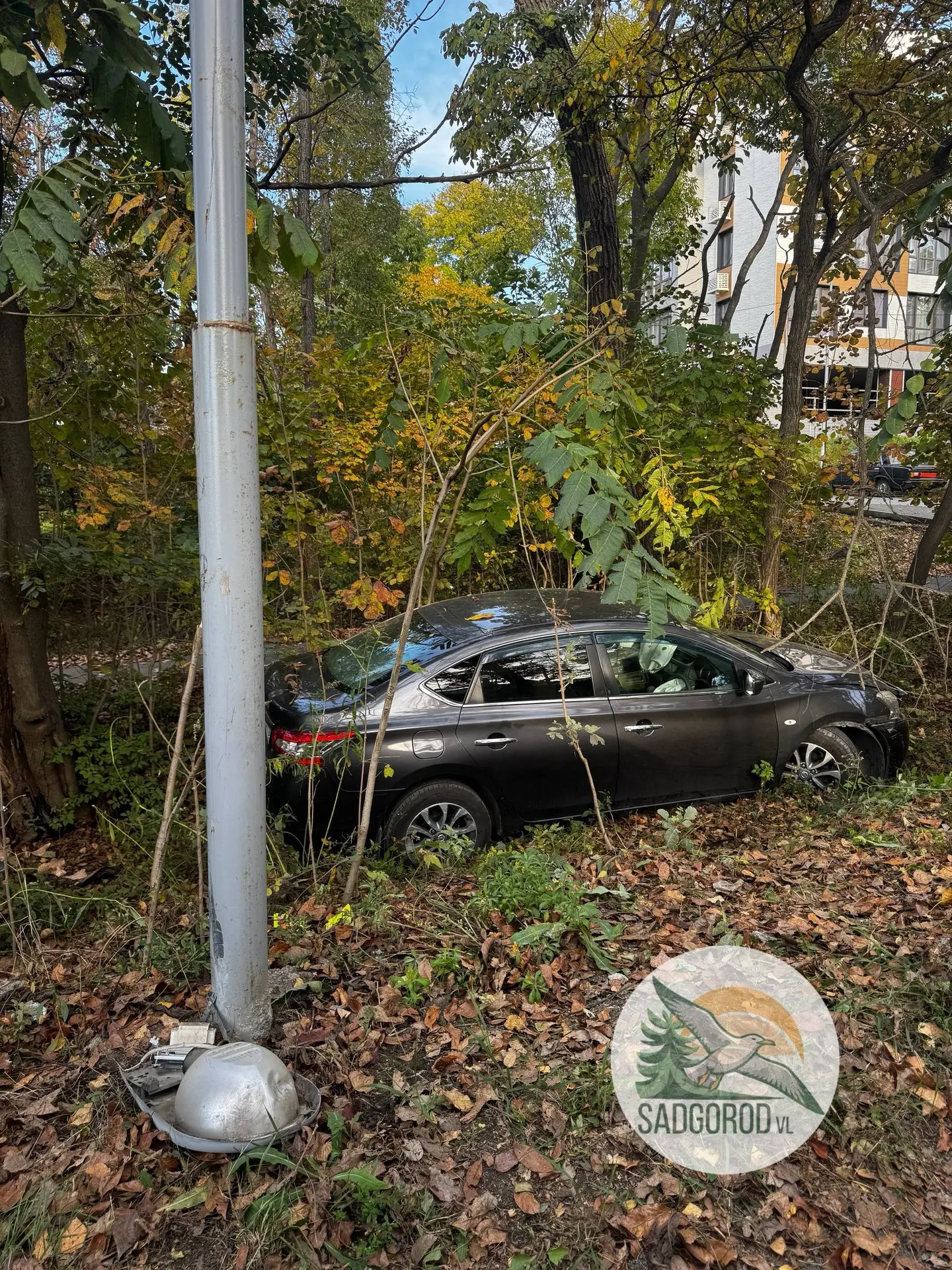 На повороте 2 линейная/садгородская машина упала в кювет, стоят скорая и пожарная