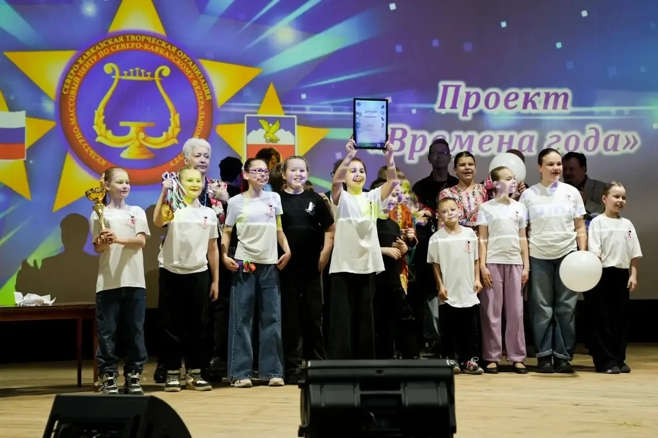 ✨ Ученик 2 «В» класса Емельянов Михаил в составе детского образцового ансамбля «Родные напевы» стал 