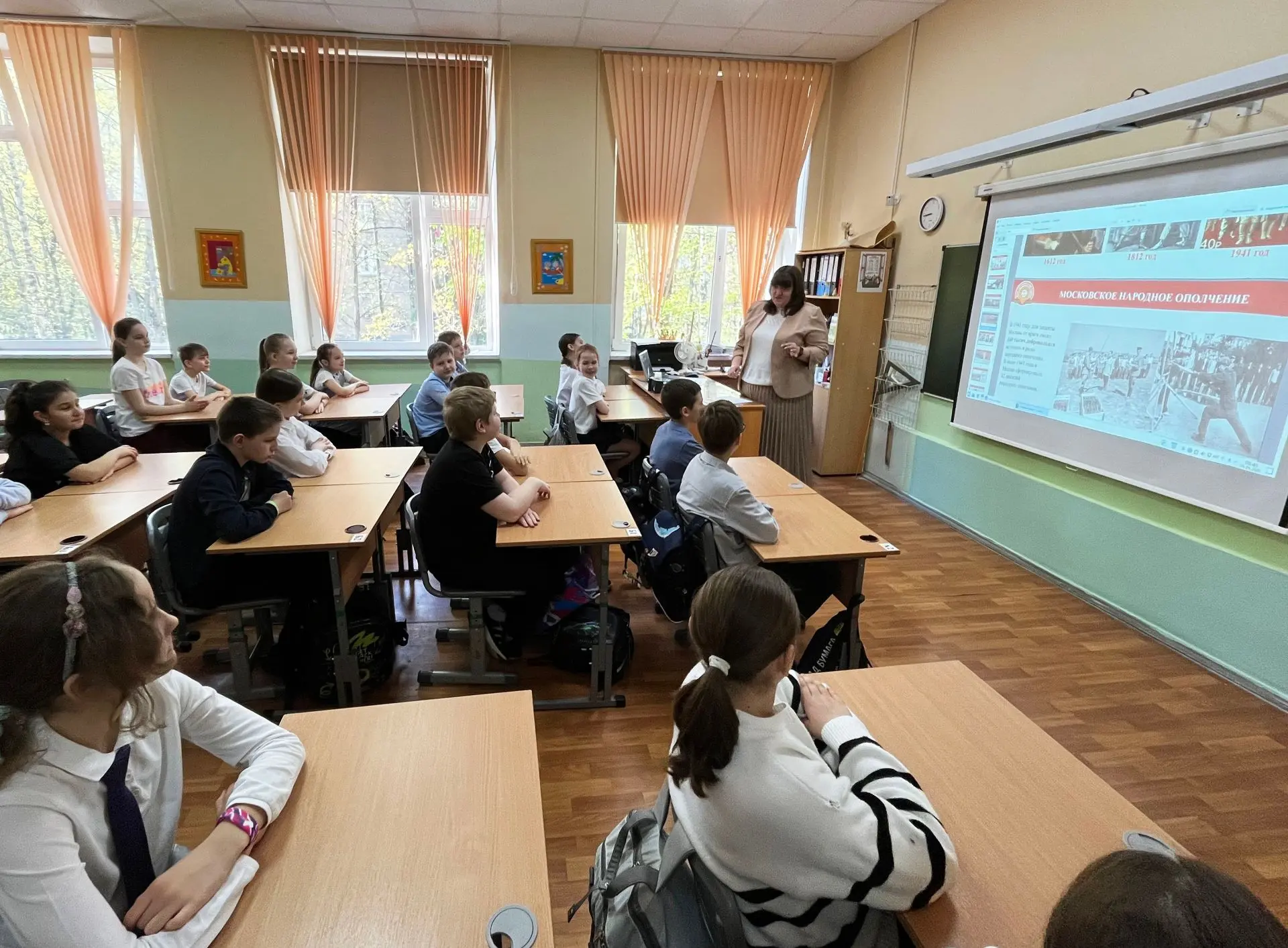 🏅Урок мужества  🌟 Во всех классах школы прошел урок мужества, посвящённый добровольцам Москвы в годы
