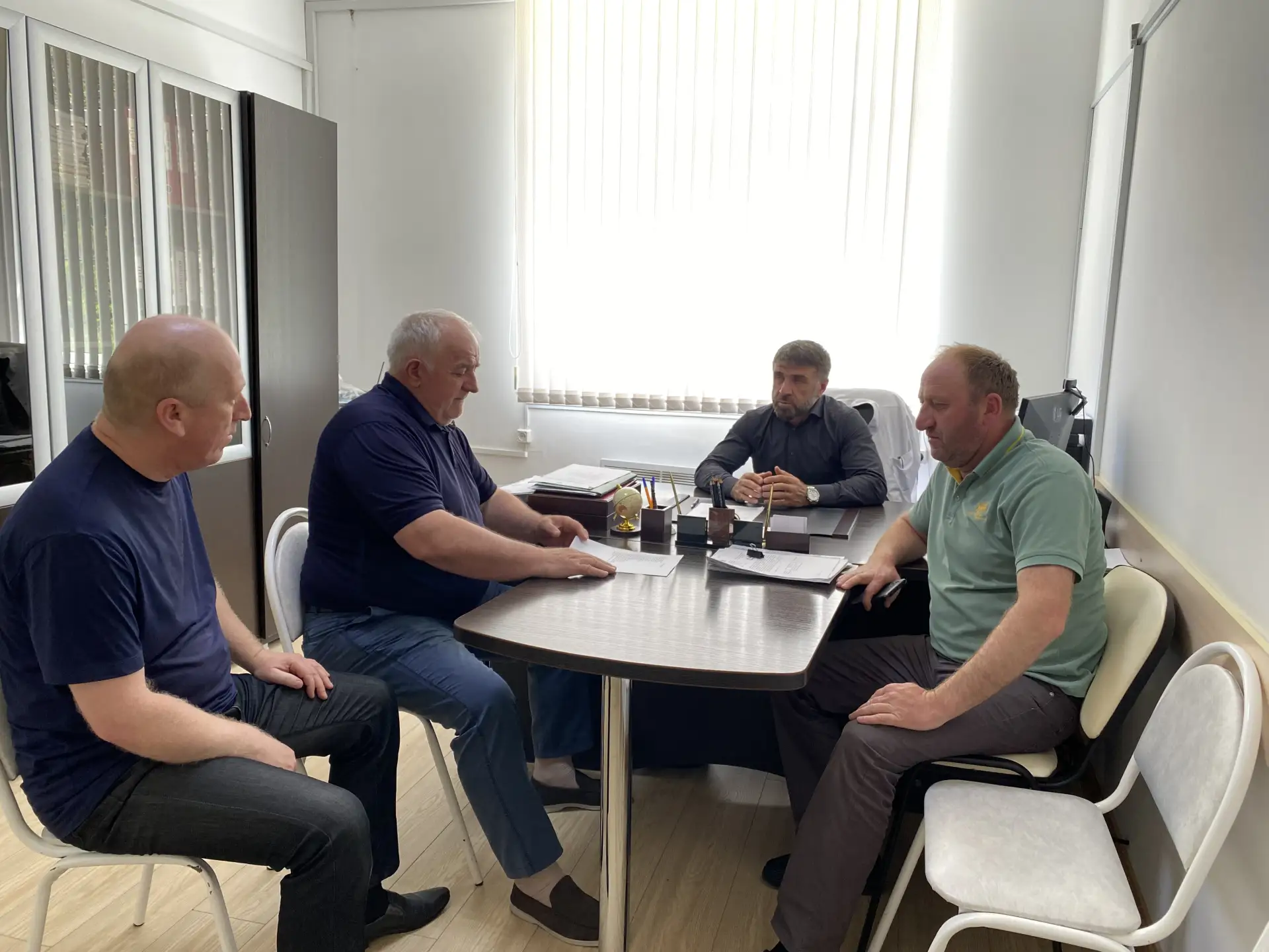 Сотрудники Ботлихского филиала ТФОМС РД проверили Ахвахскую ЦРБ

Директор филиала Курбандибиров Х.М.