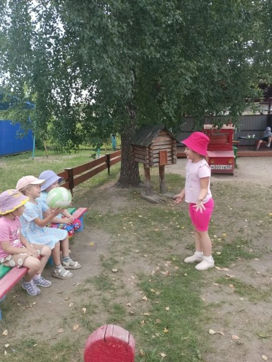 Лето - замечательная пора, словно специально созданная для того, чтобы дети бегали, прыгали, веселил