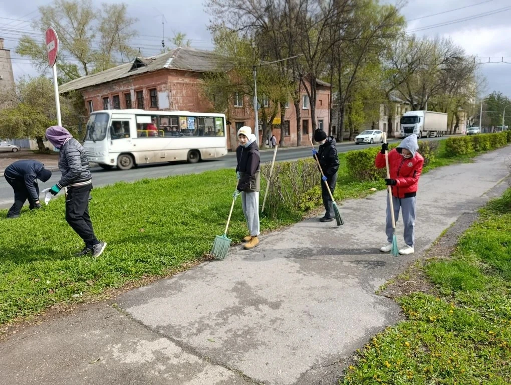 🧩🧹25 апреля наша школа приняла активное участие в общегоррдском субботнике.       Взяв все самое нео