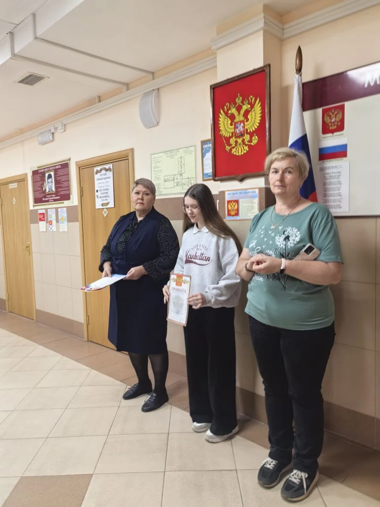 Сегодня на торжественной линейке вручили грамоты за призовые места в муниципальном конк...