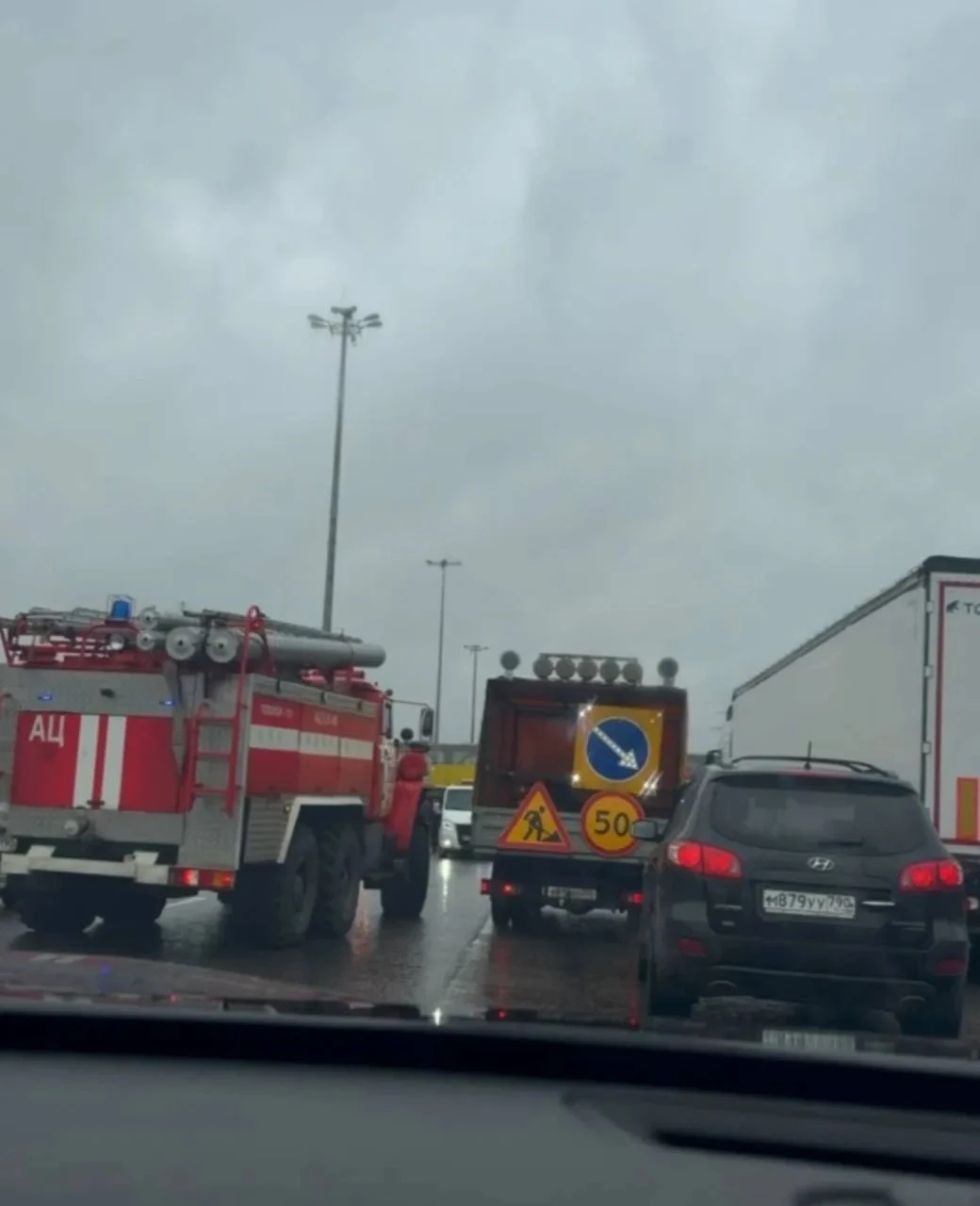 ДТП на М5. Фургон перевернулся. Перекрыто 3 полосы из 6 на Москву. Возле съезда к посёл...