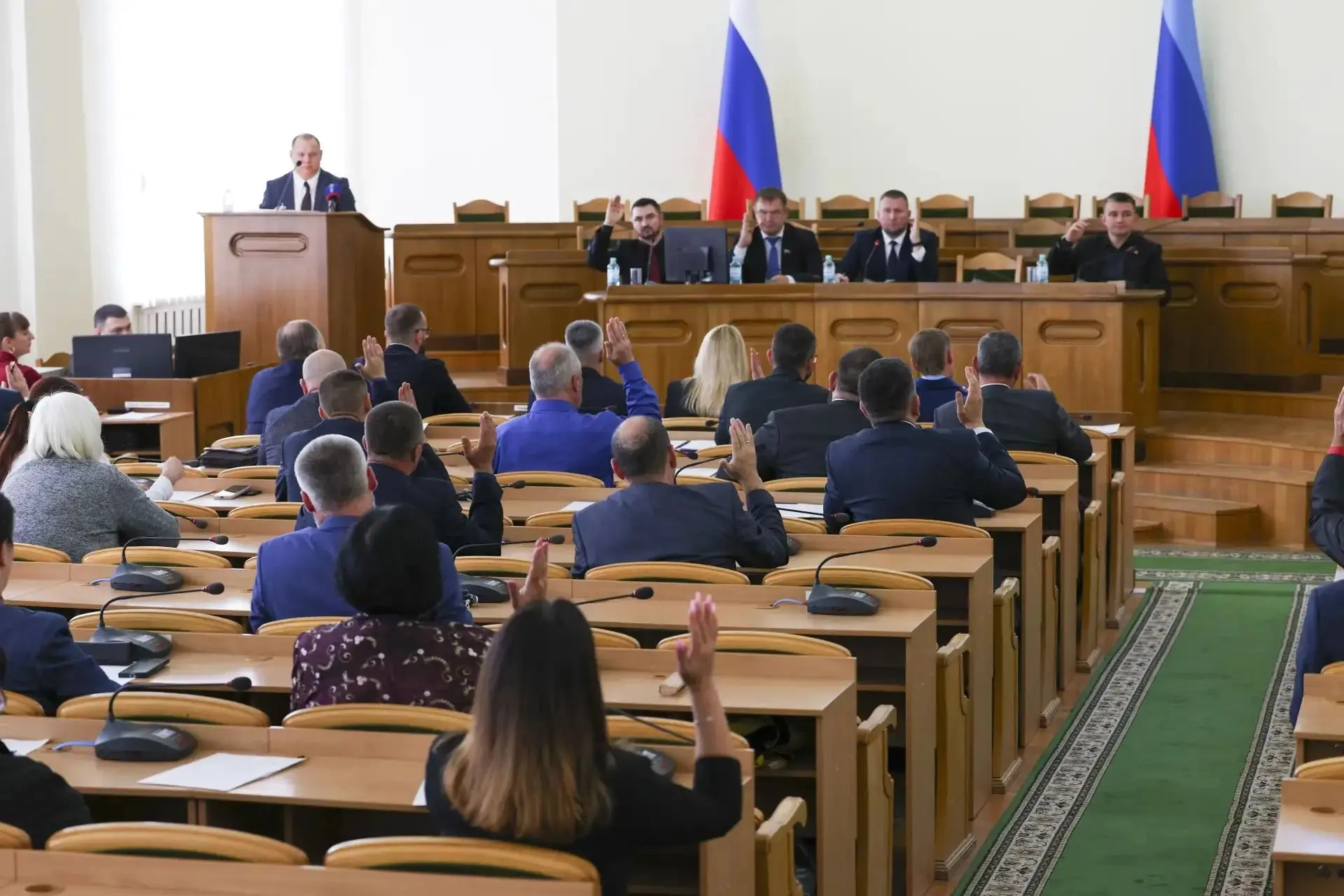 🏗️ Депутатский корпус обсудил с и. о. министра строительства и ЖКХ вопросы подготовки ...