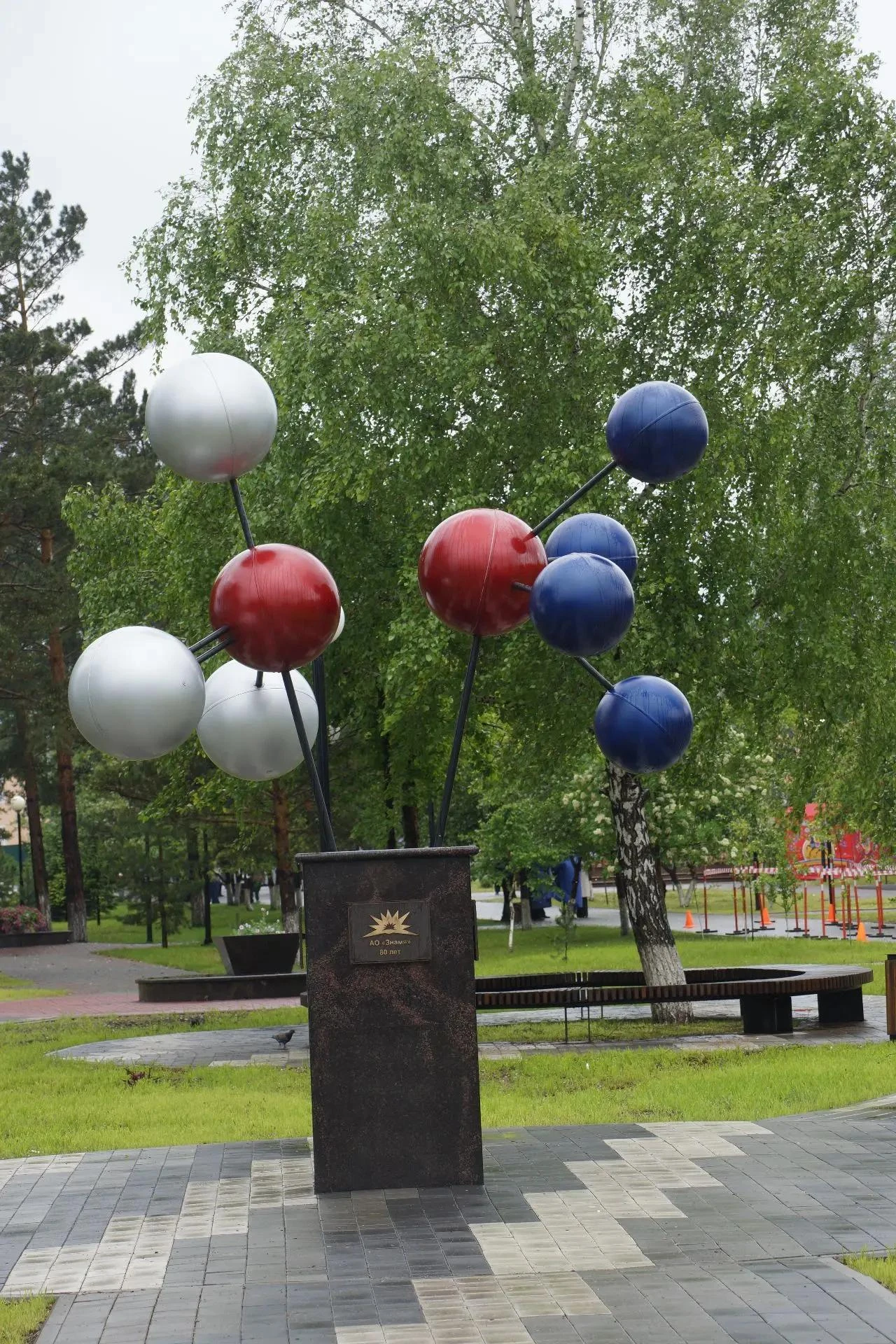 А вы знали, что в Киселевске есть памятник молекуле?