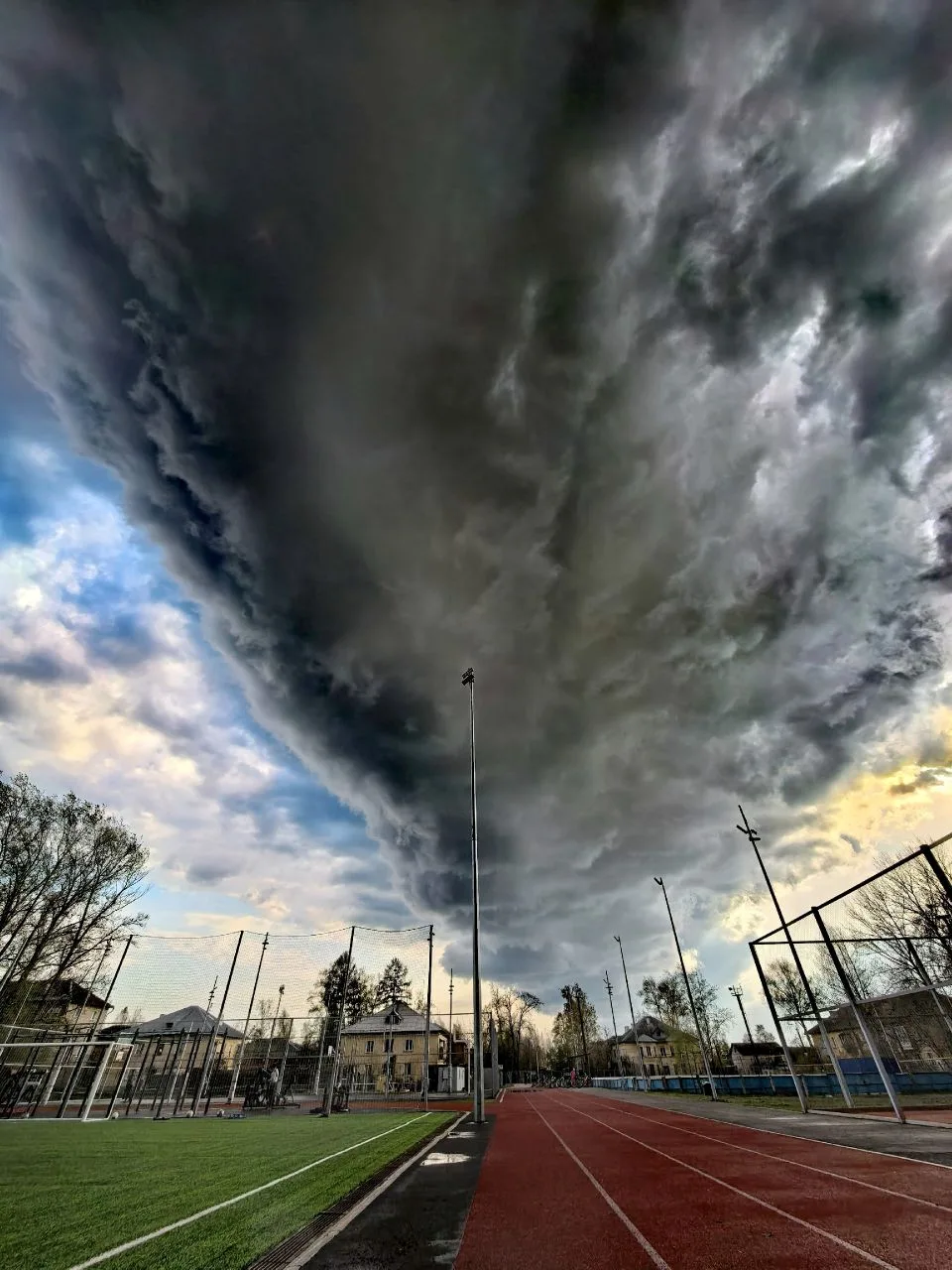 Кировчане делятся завораживающими снимками вчерашней грозы 🌩  Фото: Лянгасово Киров, Светлана Борисо