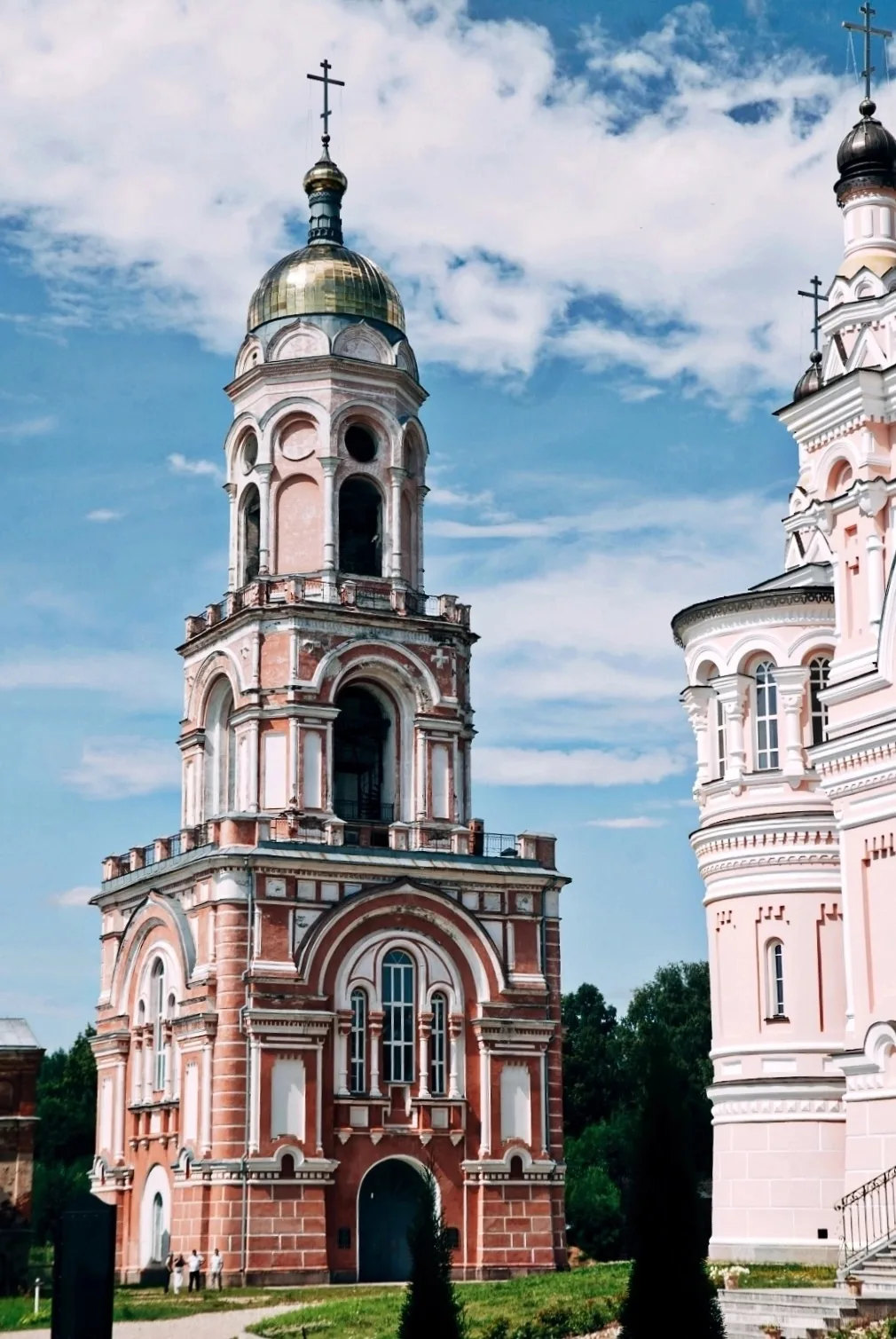 Казанский женский монастырь (1881 год).

Скажу, что атмосфера здесь особенная: обволакивающая аура т