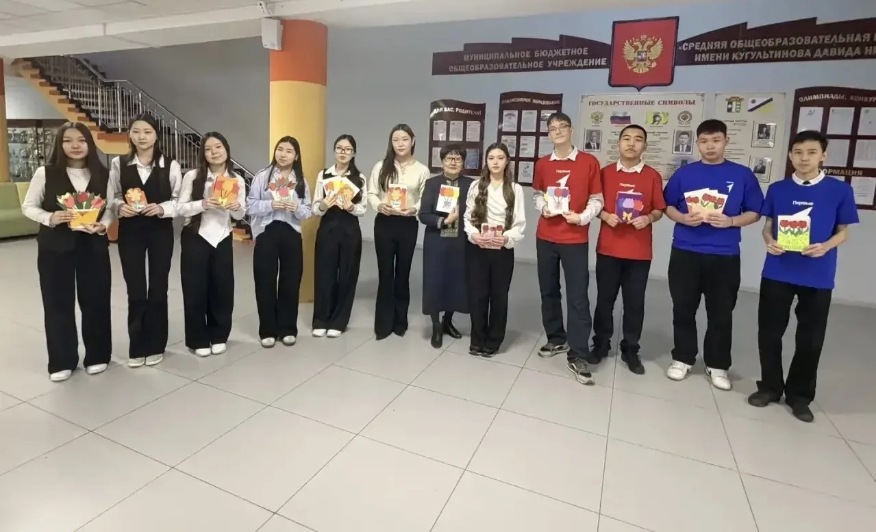 🌸Сегодня активисты Движения первых у входа в школу с радостью и музыкой поздравили самую нежную и кр