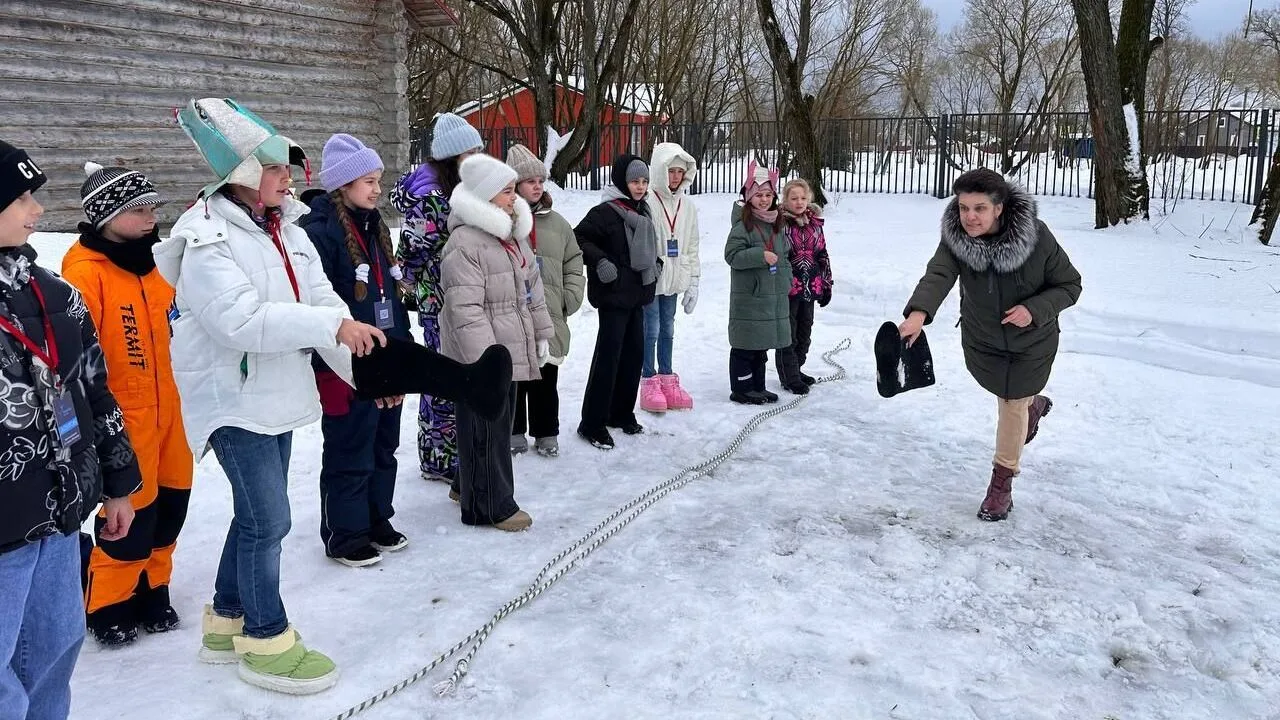 Масленицу гулять - зиму провожать!  Юные любители путешествий из 4 "Д" класса вместе с классным руко