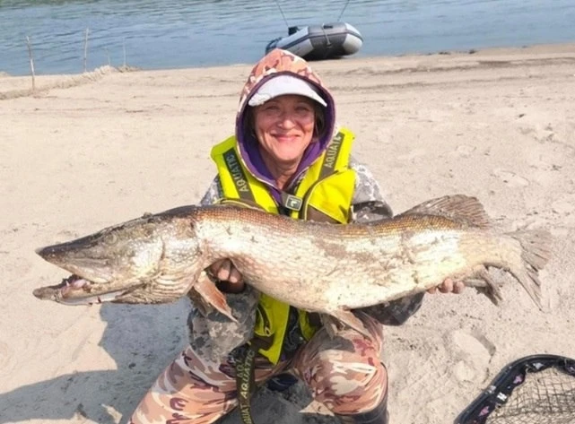 🎣 Щуку-гиганта весом 10 кг поймали под Новосибирском

Настоящий рыболовный трофей достался семейной