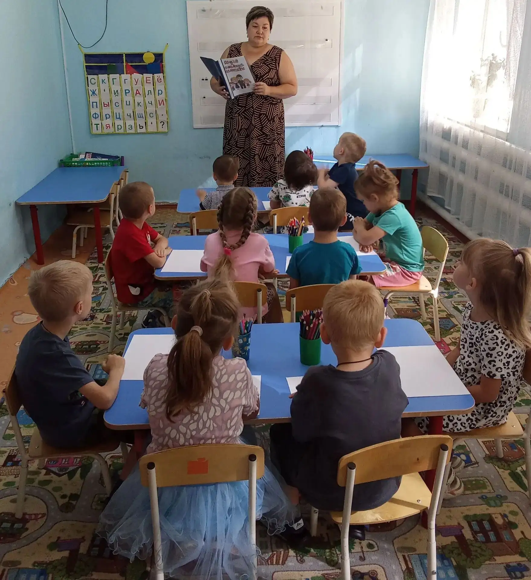 Для формирования у детей позитивного и тёплого представления о близких людях ,в группе "Буратино" бы