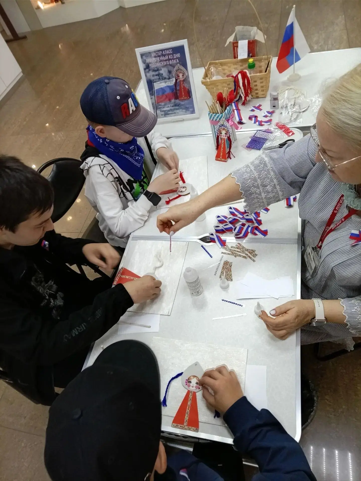 #ЦветаРодины, #Росмолодежь #ДеньФлага #ПрямоСейчас #МузейЧасов #Викторина #СувенирСвоим...
