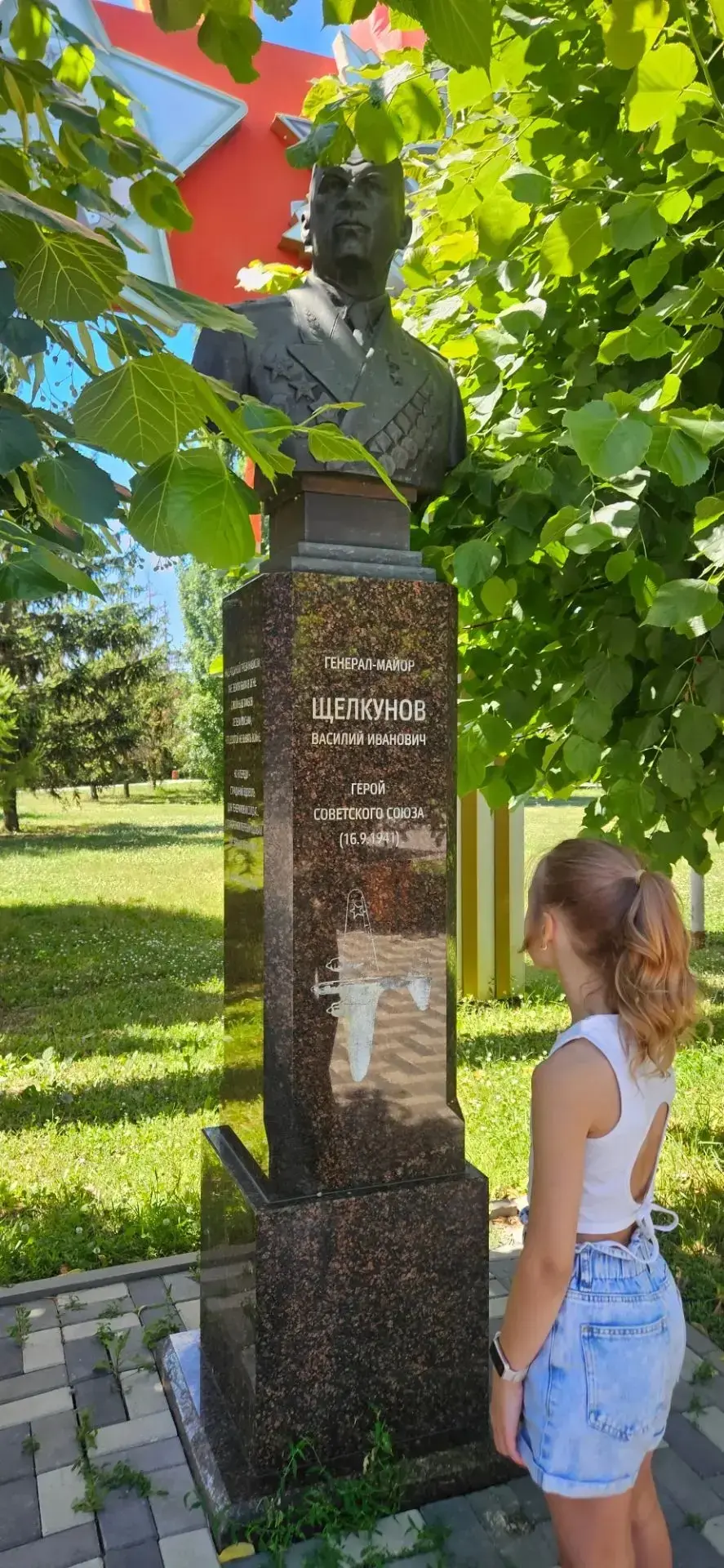 В дни летних каникул  Василиса М, ученица 4 «Б» класса посетила Парк Победы в городе Тамбов. Познако
