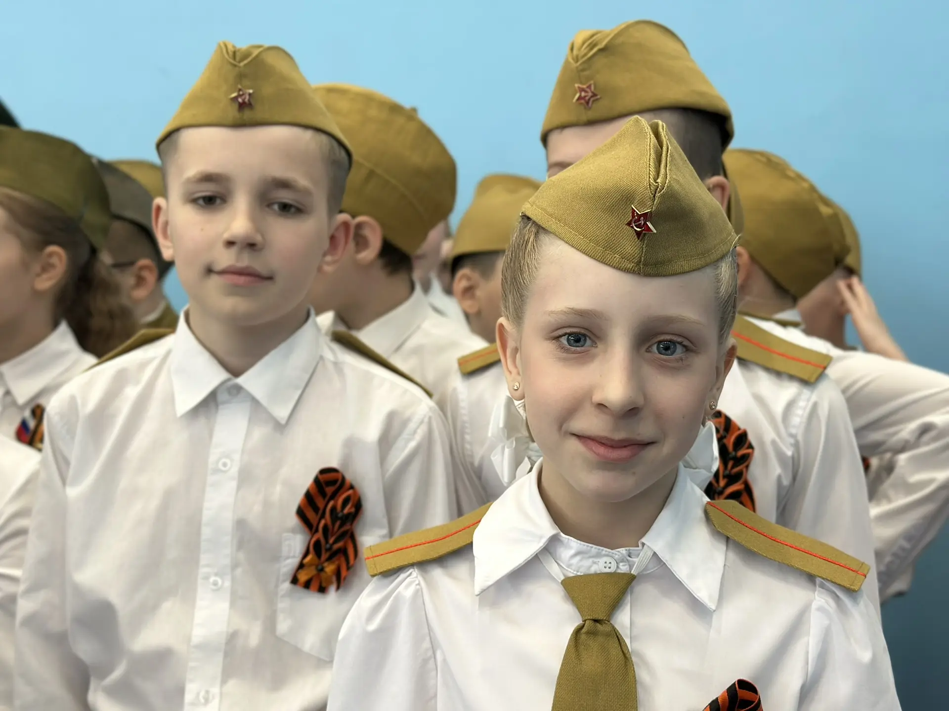 🎉 Сегодня в начальной школе «РОСТ» состоялся Смотр строя и песни!  Ученики 3‑х и 4‑х классов продемо