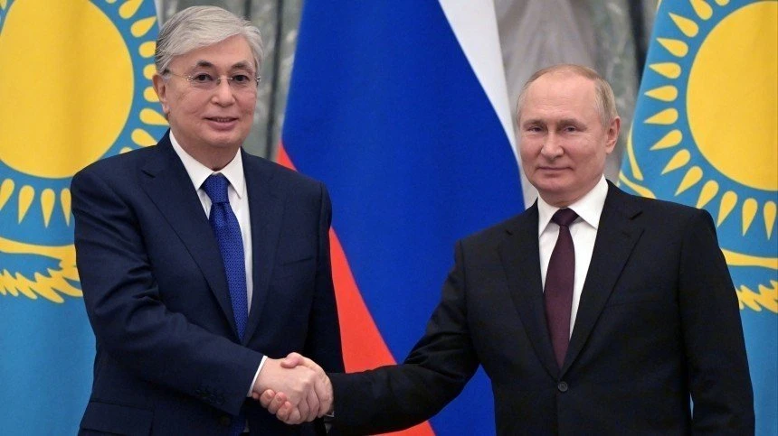🇰🇿 🤝 «Не как тёплую котлетку»: Токаев раскритиковал мужские поцелуи и вялые рукопожатия