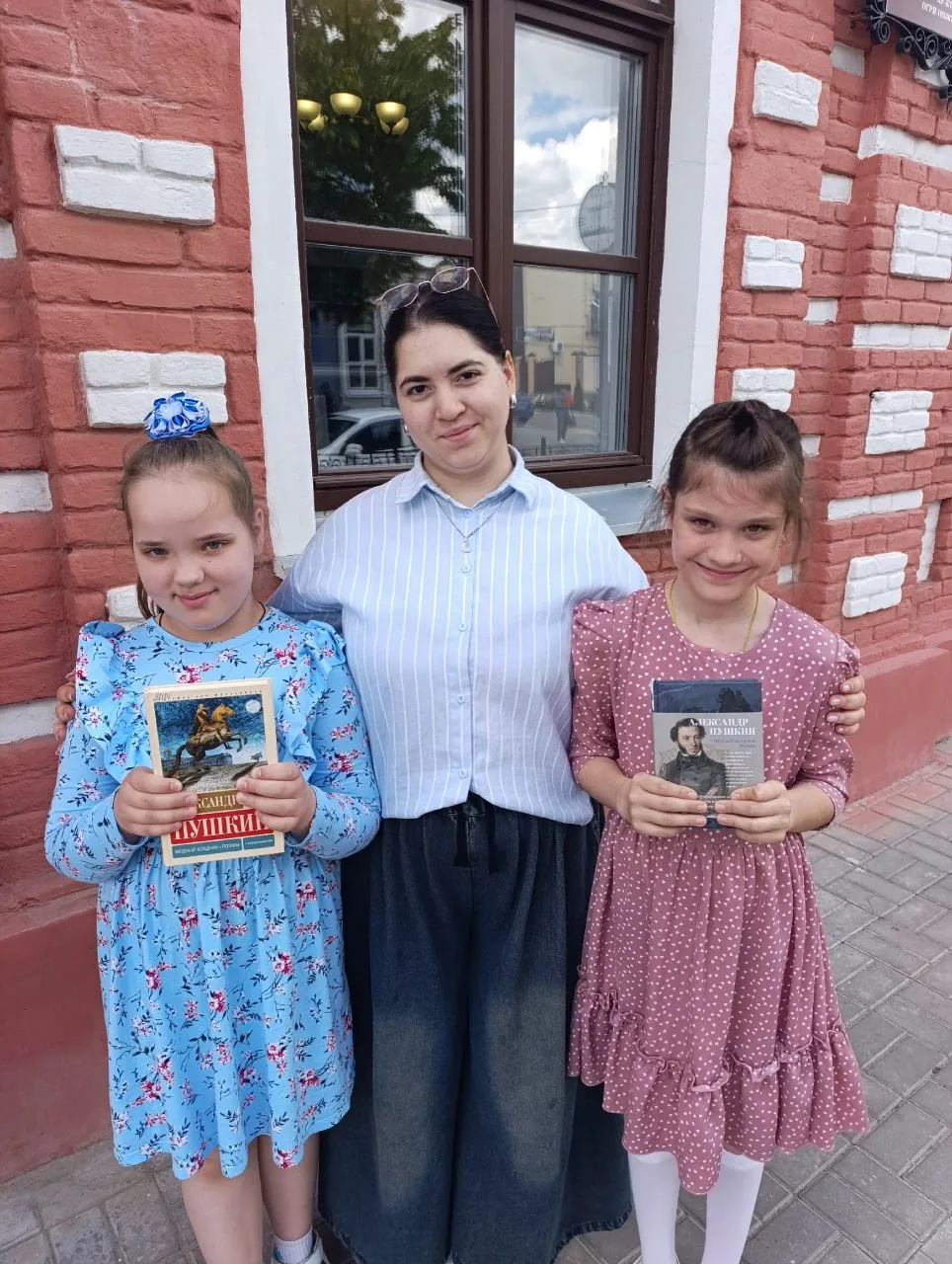 «Читаем Пушкина от мала до велика» - уличная акция ко Дню рождения Александра Сергеевич...