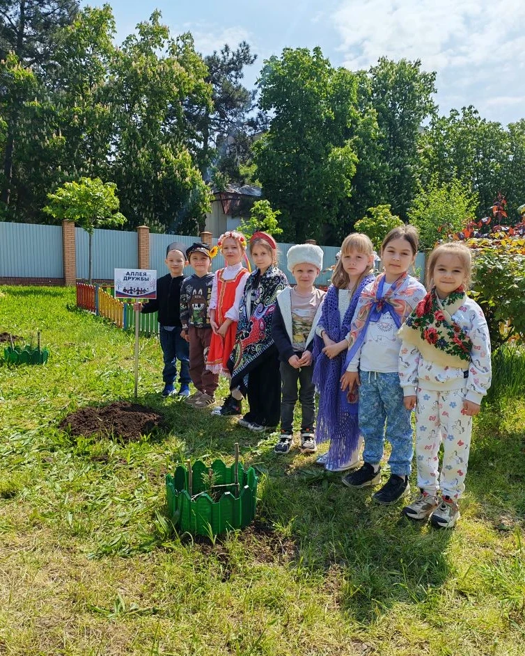 🌿 Акция «Аллея дружбы»: символ единства и многообразия в нашем детском саду! 🌿