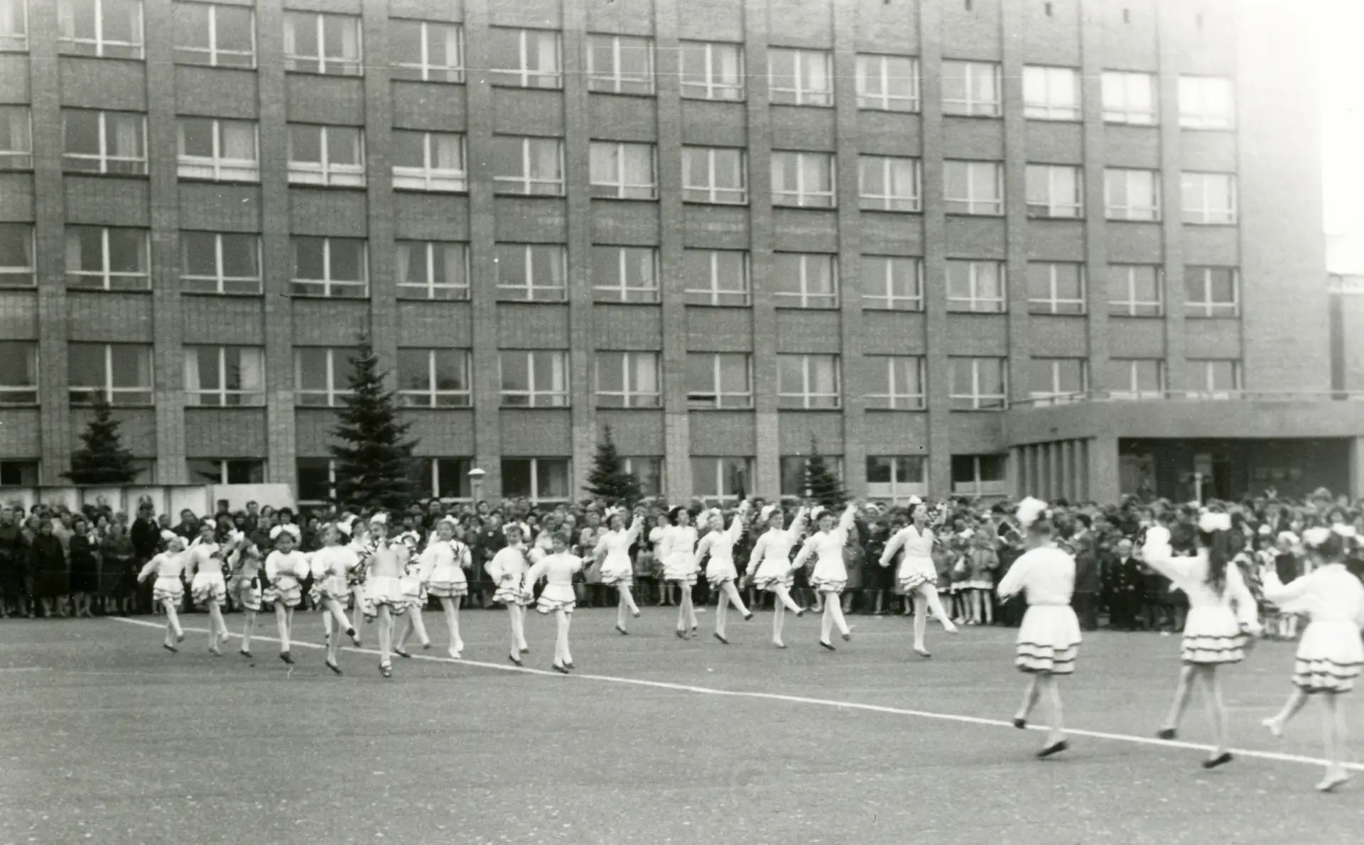 1 сентября 1986 года первоклассники школы №18 на площади Революции (фото из архива Марг...