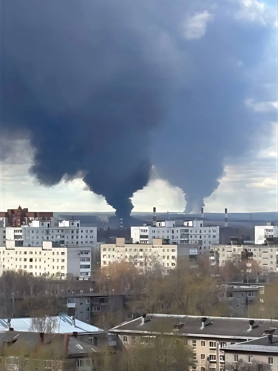 В Перми зафиксированы новые взрывы 🔥  ️Поражен НПЗ "Лукойл-Пермнефтеоргсинтез".