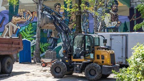 🌿 Во Владивостоке начали укладывать новые дорожки в сквере Городов-побратимов  В центре Владивостока