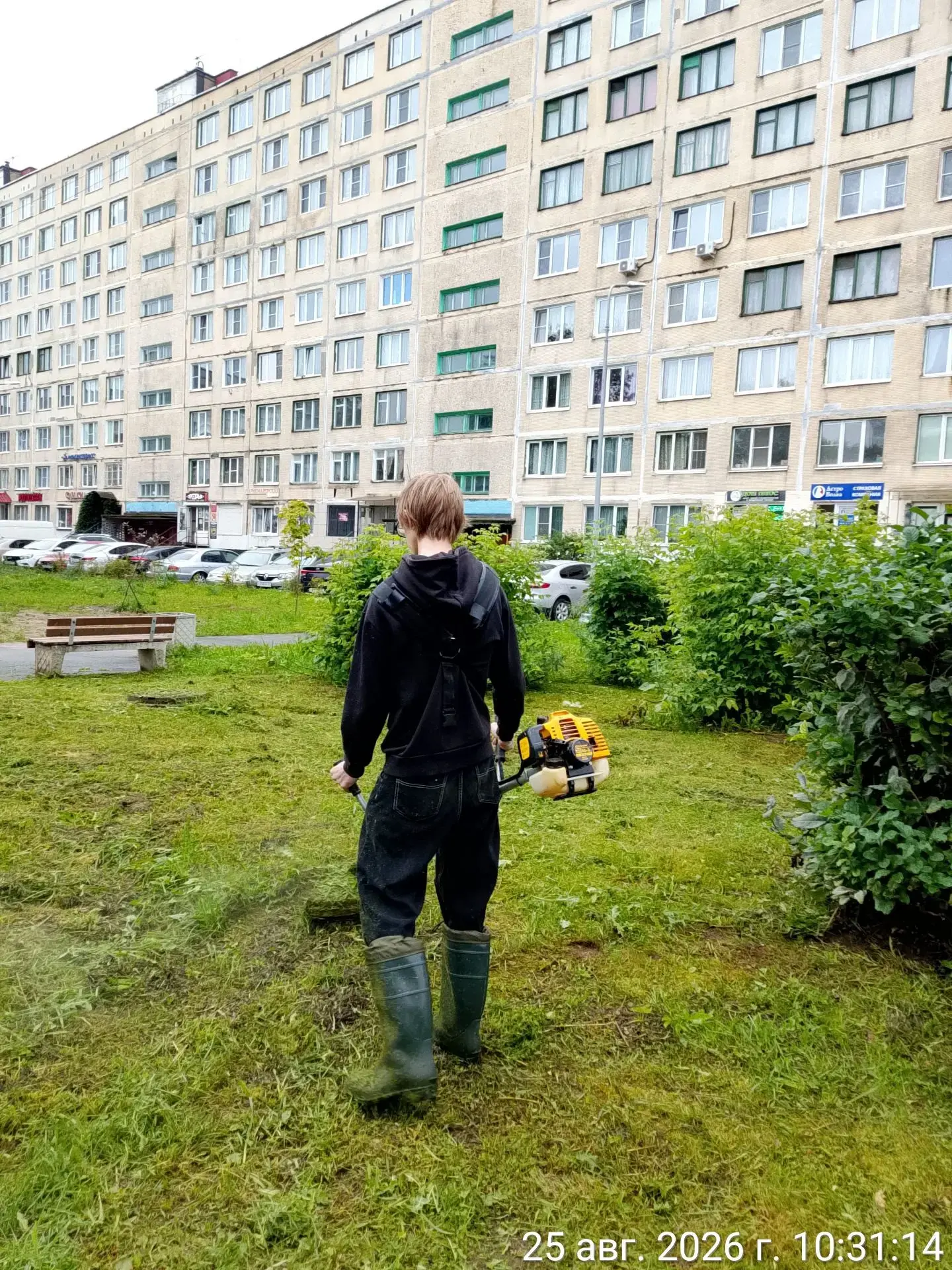Работники ЖРЭУ №3 наводят порядок в 3 микрорайоне 🧹🌿🌱